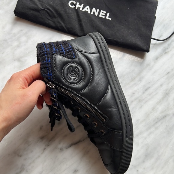 CHANEL BLACK NAVY TWEED LEATHER CC LOGO 2X ZIP CHAIN SNEAKERS size 37 - Picture 2 of 6